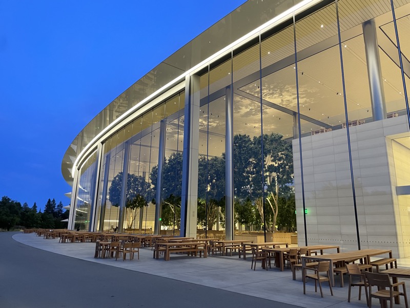 Caffè Macs at night